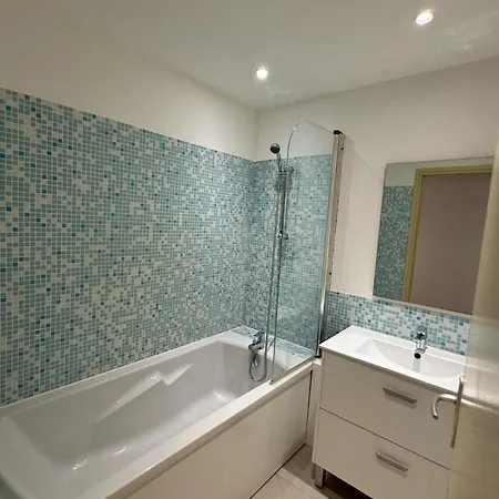 With Equipped Kitchen And Bathtub * Clapiers
