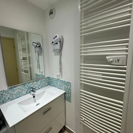 With Equipped Kitchen And Bathtub