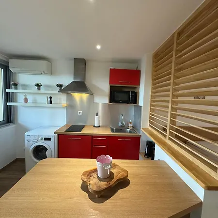 With Equipped Kitchen And Bathtub *